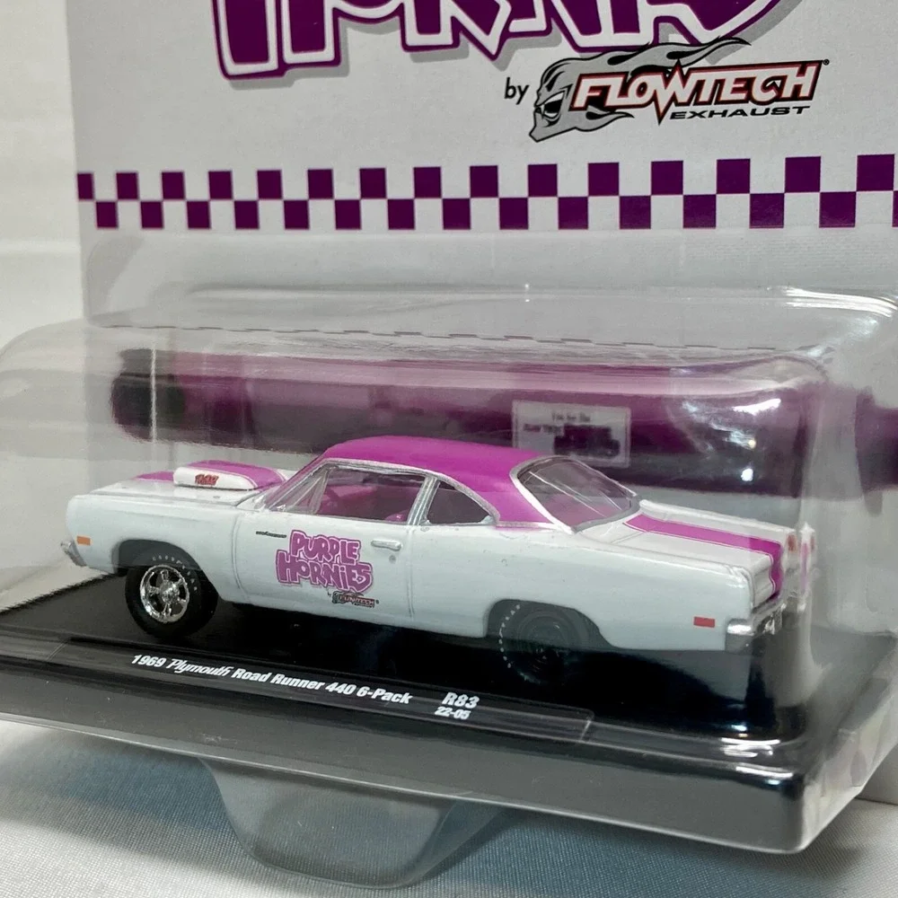 M2 Machines 1969 Plymouth Road Runner 440 6-Pack Purple Hornies Flowtech Exaust